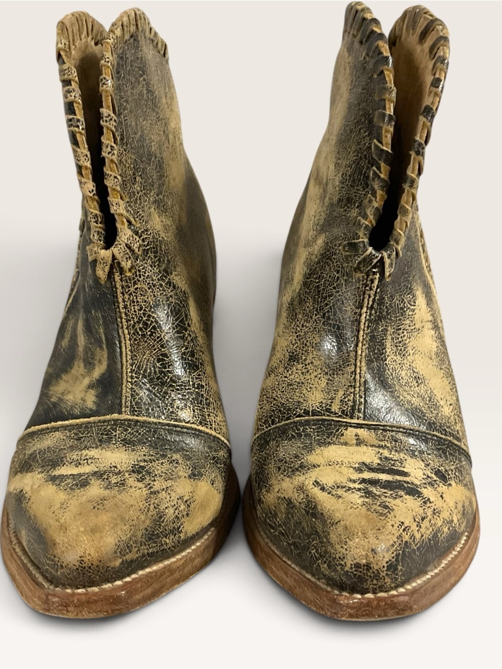 Circle G Women's Burnished Distressed Black/Tan Leather Ankle Booties Size 6.5M